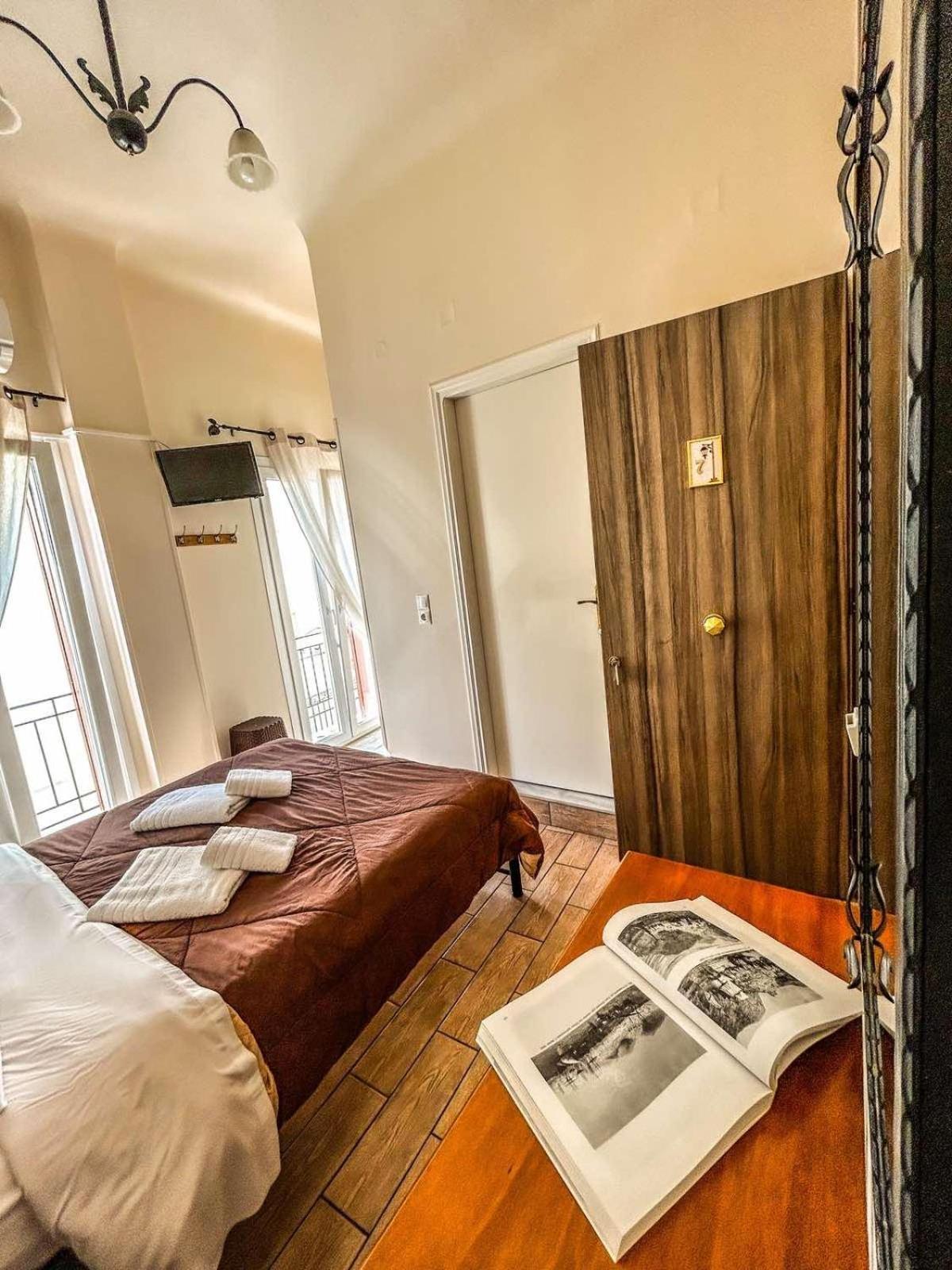 Central 9 Rooms Ermoupoli Room photo